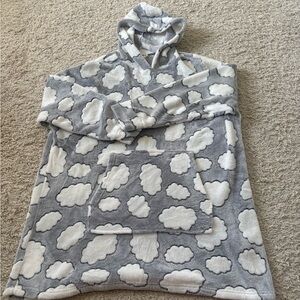 Cloud Pattern Hooded Robe in Gray and White